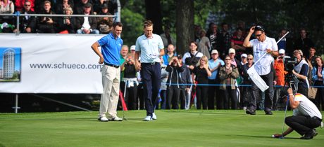 Putt von Dominik Foos, Kaymer und Poulter schauen zu.